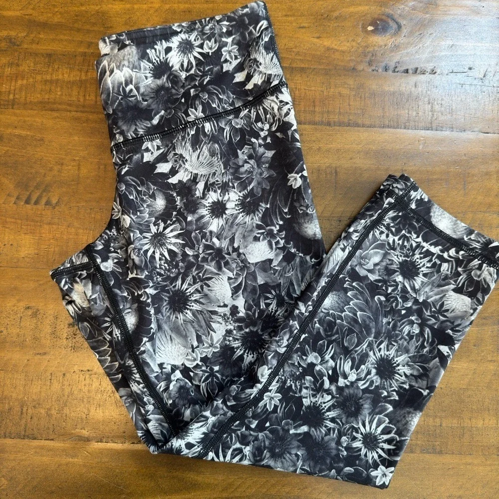 LULULEMON Flowabunga floral crop Capri legging size 6